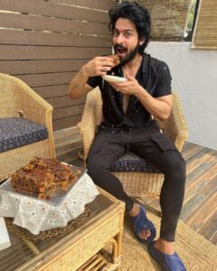 Harish Kalyan Instagram - Smile plenty, spread love because its that time of the year .. so don’t forget to celebrate. Wishing you all a Merry Christmas 🎄🥂❤️ 

#christmas2021 #christmasandcakegotogether