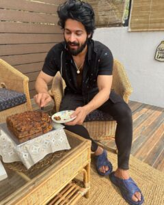 Harish Kalyan Instagram - Smile plenty, spread love because its that time of the year .. so don’t forget to celebrate. Wishing you all a Merry Christmas 🎄🥂❤️ 

#christmas2021 #christmasandcakegotogether