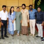 Harish Kalyan Instagram - With all ur blessings & love ❤️🙏 ஒரு இனிய ஆரம்பம் .. The battle begins 🗡 Happy to team up with Dir @shanmugam_muthusamy @athulyaofficial @thirdeye_entertainment @thespcinema @sripadsridhar @premkumaractor @itssujithsudhakaran @markandeyandevarajulu An @immancomposer Musical #ProductionNo5 Thnx to @vetrimaaran_official sir #Cheran sir @vijaysethu_offl na & @aishwaryarajessh for your presence ❤️🙏