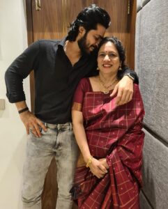 Harish Kalyan Instagram - While bursting pictures here..for Diwali, i promised to give her many more beautiful memories to cherish provided she keeps up her word.. to be there right next to me & hold on tightly! #HappyDiwali2021 #mykalli
