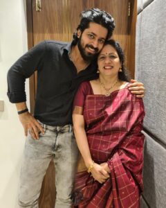 Harish Kalyan Instagram - While bursting pictures here..for Diwali, i promised to give her many more beautiful memories to cherish provided she keeps up her word.. to be there right next to me & hold on tightly! #HappyDiwali2021 #mykalli