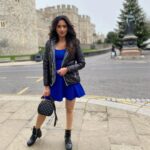 Harshika Poonacha Instagram – While the #Queen is resting inside the #windsor #castle , The princess is posing outside ♥️♥️♥️
Awww I love #london 😍❤️
.
.
.
.
.
PS : I’m freezing while I still want pictures 🙈🙈🙈 Windsor Castle