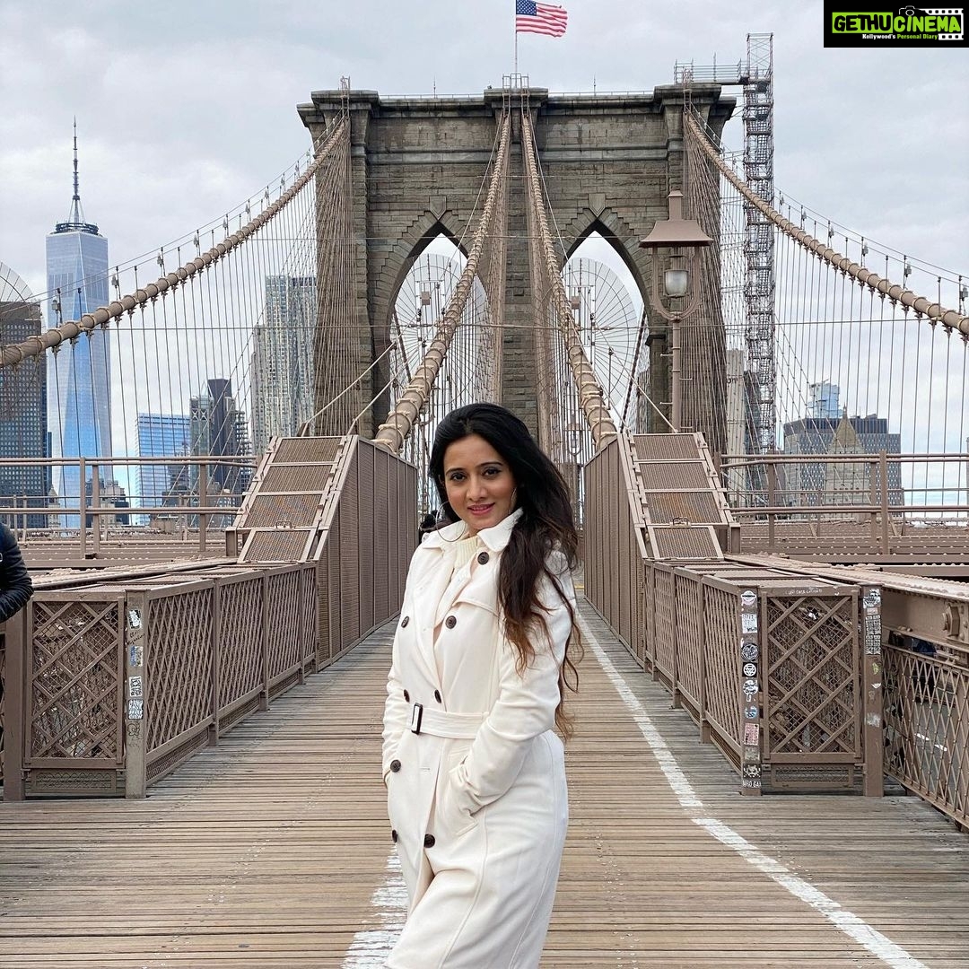 Harshika Poonacha Instagram - Beauty and the Bridge ❤️ Brooklyn Bridge
