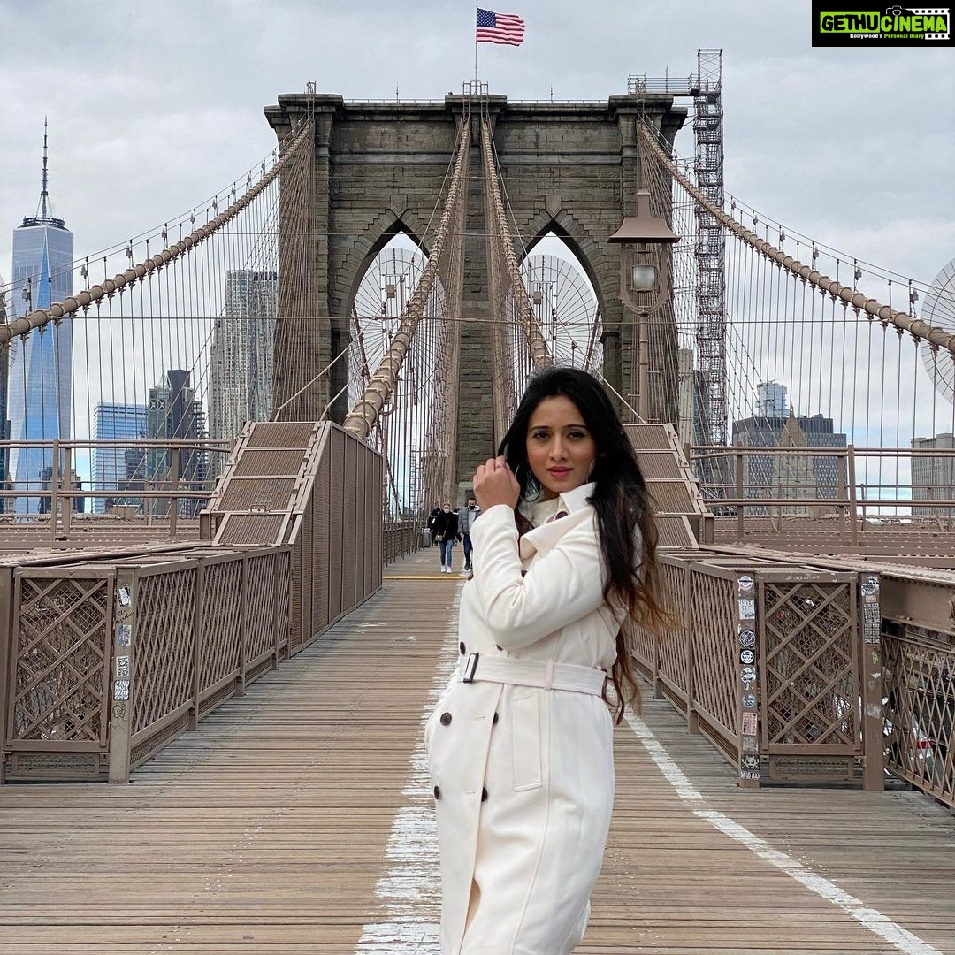 Harshika Poonacha Instagram - Beauty and the Bridge ❤️ Brooklyn Bridge