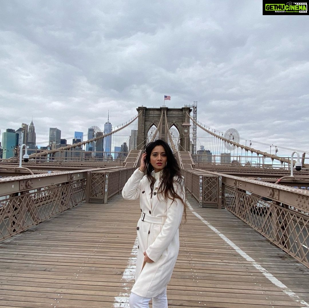 Harshika Poonacha Instagram - Beauty and the Bridge ❤️ Brooklyn Bridge