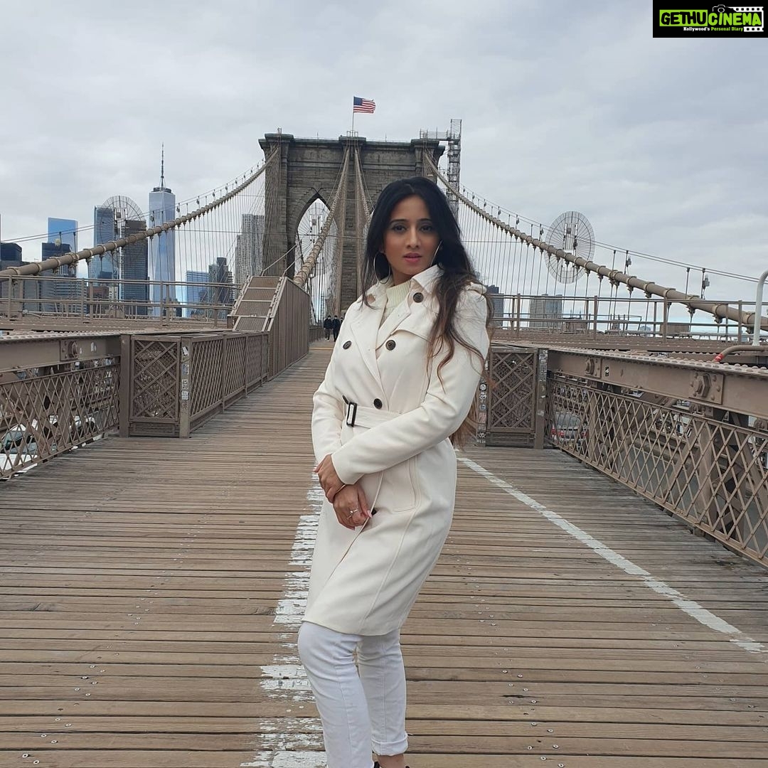 Harshika Poonacha Instagram - Traveller ❤❤❤ That's my second name 😘 #brooklynbridge #newyork Brooklyn Bridge