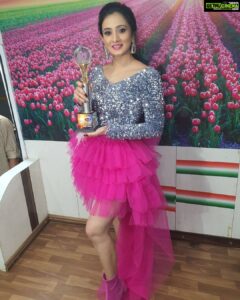 Harshika Poonacha Instagram - Another addition to my wall of fame ❤❤❤ Finally got my hands on to the #BiggBoss season2 best entertainer award 😇 Thankyou @starsuvarna 🙏 . . . . . . Beautiful outfit,accessories and shoes by the lovely @laxmikrishnaofficial MUH @makeover_by_mebitha @makeoverwith_kanakagowda Bangalore, India