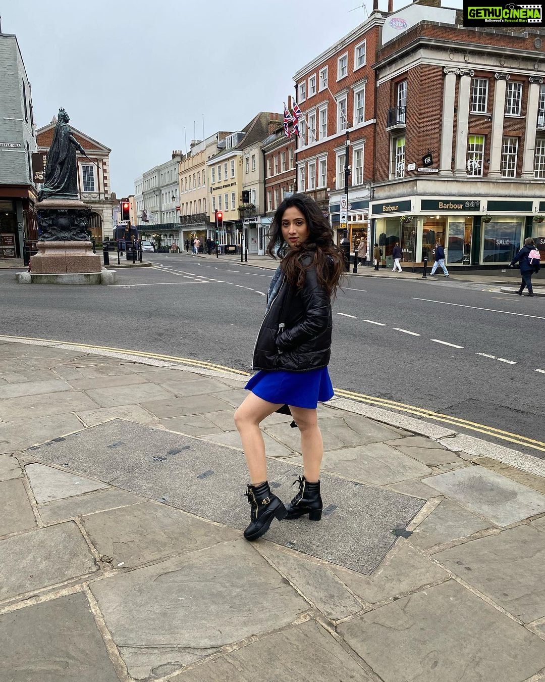 Harshika Poonacha Instagram - While the #Queen is resting inside the #windsor #castle , The princess is posing outside ♥️♥️♥️ Awww I love #london 😍❤️ . . . . . PS : I’m freezing while I still want pictures 🙈🙈🙈 Windsor Castle