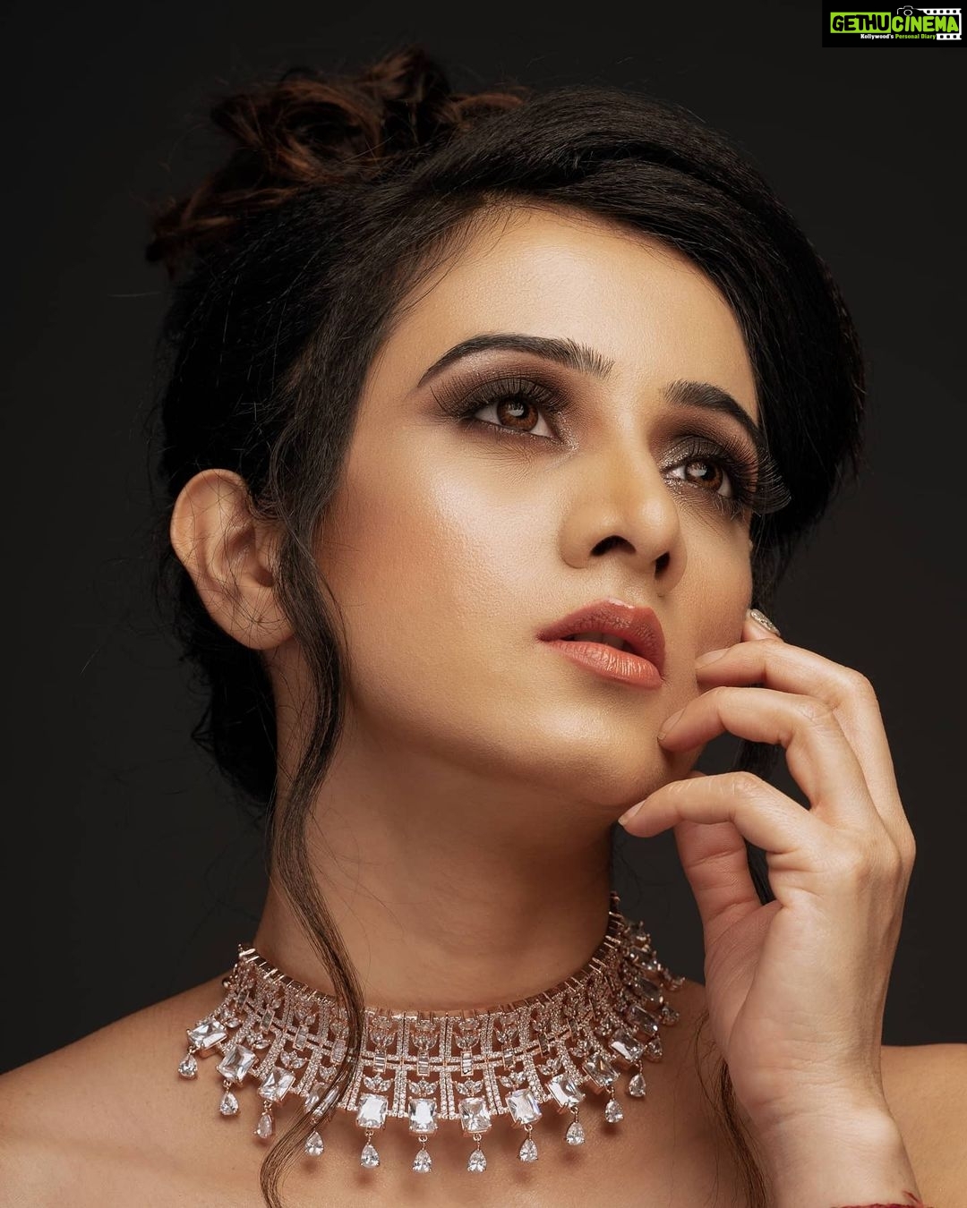 Harshika Poonacha Instagram - Chin up PRINCESS 👸 . . . . I love working with humble and sweet people, the energies are always nice and positive. Here's to this sweet girl @aksh.artistry who is launching her bridal makeup institute today and I'm honored to be inaugurating the institute ❤❤❤ Hey tumkuru, I'm coming 🥰🥰🥰 You can see her work in these pics I've posted above, MUH @aksh.artistry PC @photographer_ajay Outfit @saara_designer Studio Fibonacci