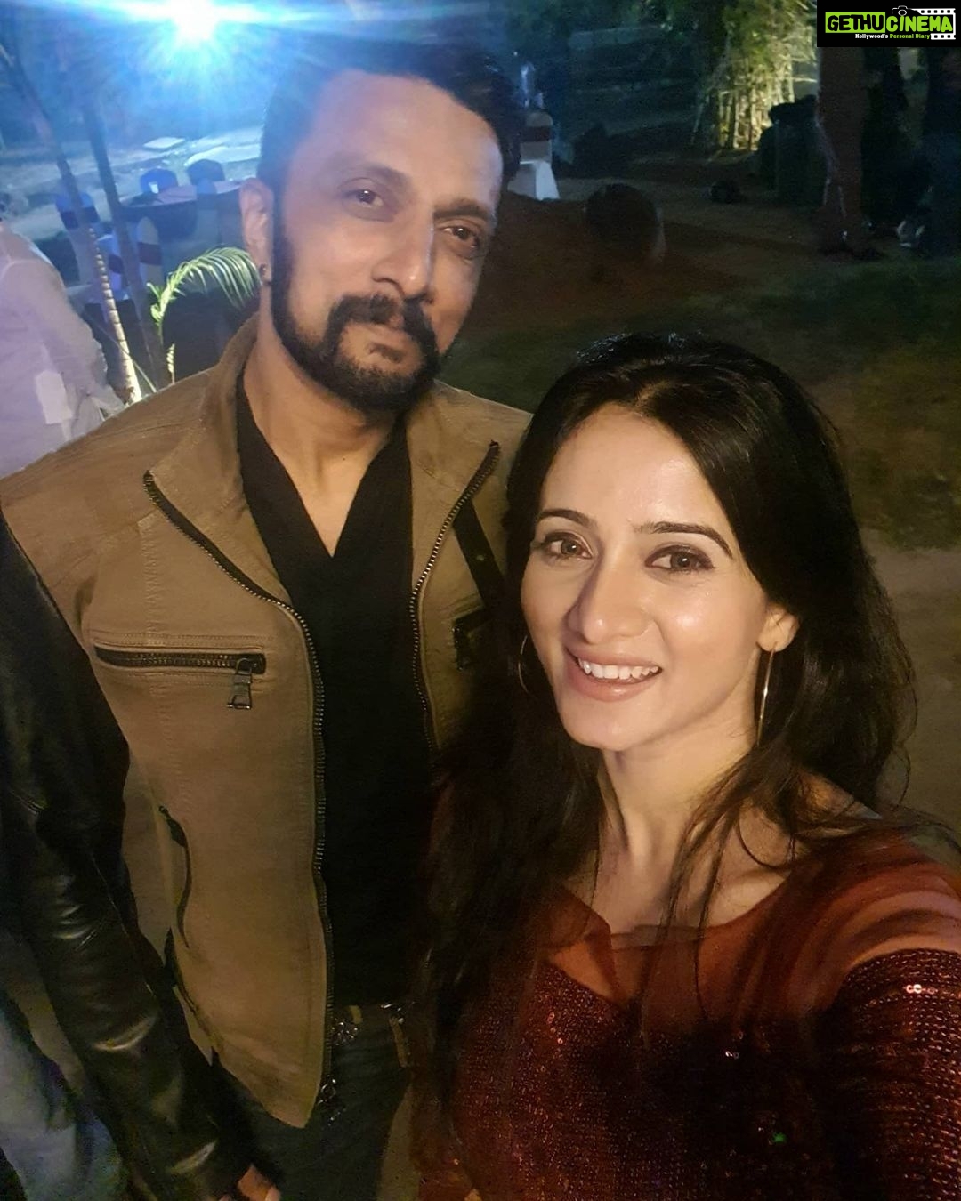 Harshika Poonacha Instagram - I wish I could caption "Super Happy to be working with Abhinaya Chakravarthi " 😇 , Well I'm yet to be that privileged, Nevertheless its always an honor to pose with our very own "6 feet cutout" @kichchasudeepa sir 🥰 His Aura is impeccable 😍 Innovative Film City