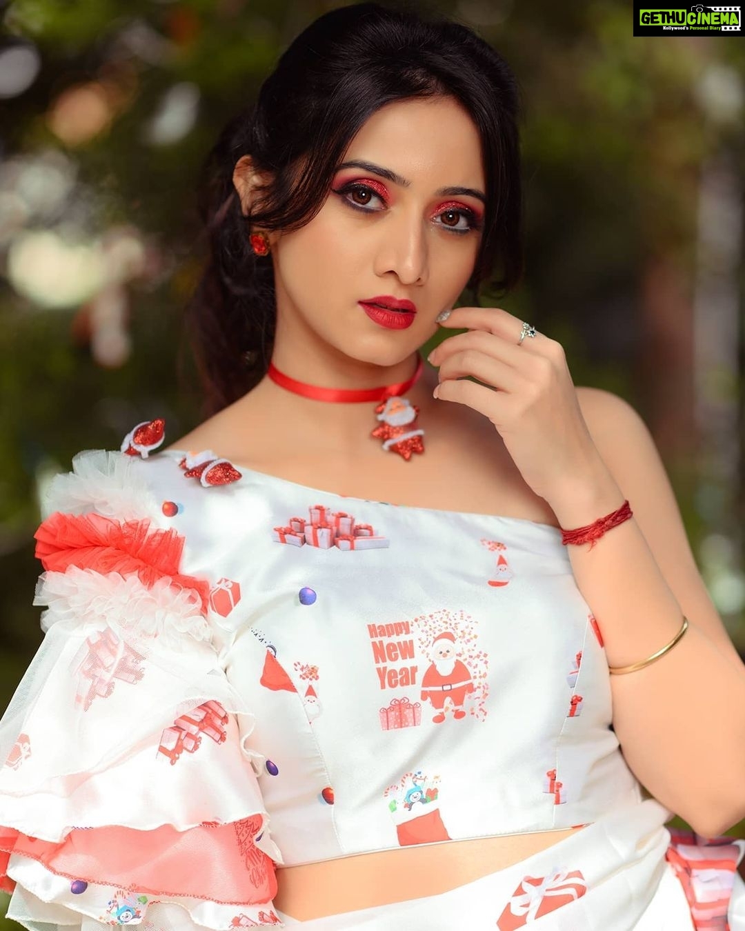 Harshika Poonacha Instagram - Its beginning to look a lot like #CHRISTMAS ❤❤❤ . . . . . Shot for this beautiful Christmas concept saree for the most creative designer @laxmikrishnaofficial PC #@arunkummar_portraits MUH @makeoversbyamitha_lekha Bangalore, India