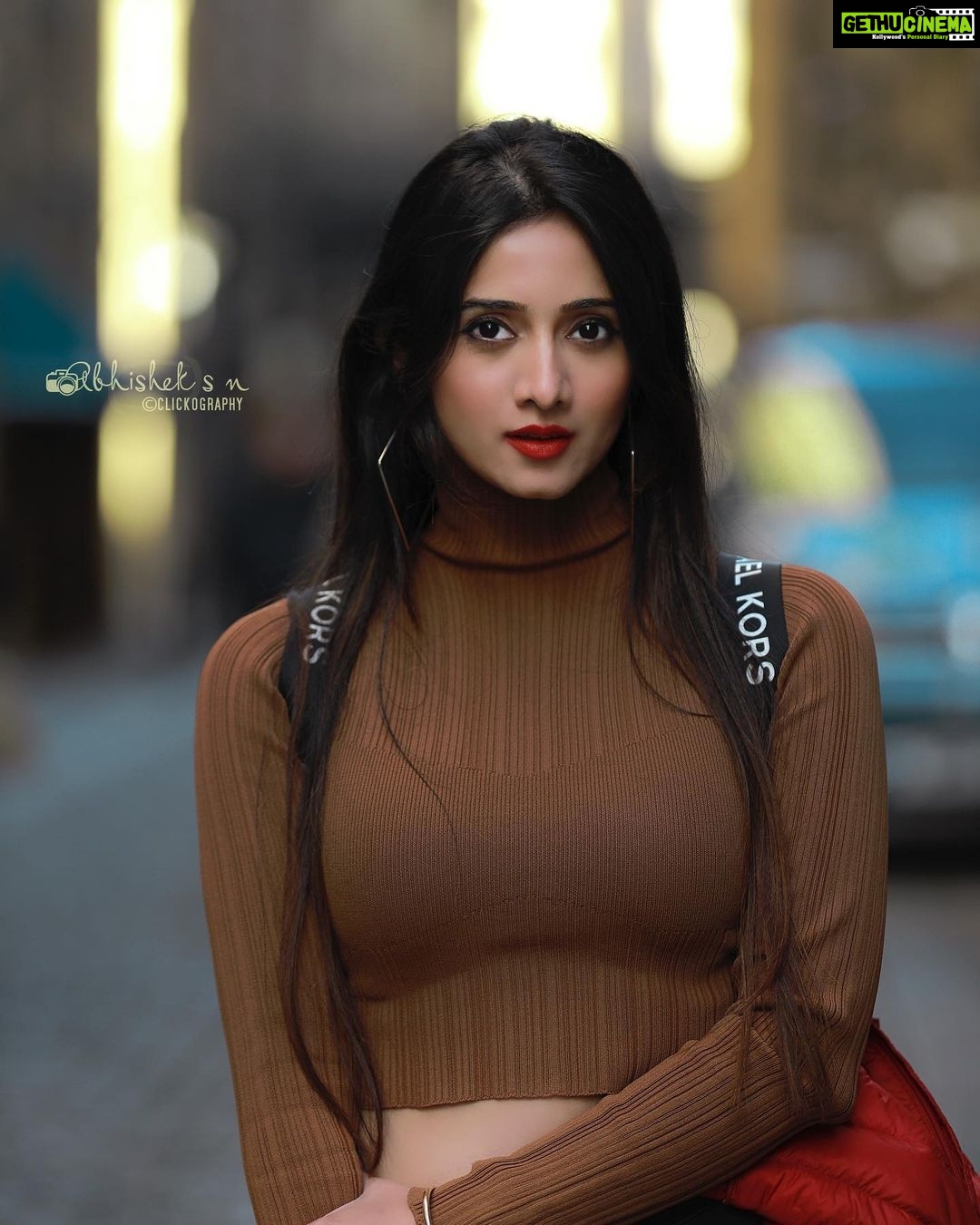 Harshika Poonacha Instagram - DREAM Big , SPARKLE More , SHINE Bright ❤️❤️❤️ Basically just SHINE ONNNNN🥰🥰🤗 . . . PC @snabhi London, United Kingdom