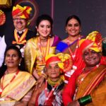 Harshika Poonacha Instagram - What a beautiful evening ♥️ Sharing stage with Padmashri Awardees #tulsigowda amma and @bmanjammajogathi amma ,National Awardee @shruthi__krishnaa ma’am , Ex Education Minister @horattibasavaraj sir and @ayur_guru_santhosh_guruji was a huge honour 🙏 ಎಂತಹ ಸುಂದರ ಸಂಜೆ ♥️ ಪದ್ಮಶ್ರೀ ಪ್ರಶಸ್ತಿ ಪುರಸ್ಕೃತರಾದ #ತುಳಸಿಗೌಡ ಅಮ್ಮ ಮತ್ತು @bmanjammajogathi amma , ರಾಷ್ಟ್ರ ಪ್ರಶಸ್ತಿ ಪುರಸ್ಕೃತ @shruthi__krishnaa ma'am , ಮಾಜಿ ಶಿಕ್ಷಣ ಸಚಿವ @horattibasavaraj sir ಮತ್ತು @ayur_guru_santhosh_guruji ಅವರೊಂದಿಗೆ ವೇದಿಕೆ ಹಂಚಿಕೊಂಡಿರುವುದು ಒಂದು ದೊಡ್ಡ ಗೌರವ 🙏 Bangalore Medical College and Research Institute