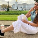 Harshika Poonacha Instagram - I wish this was Breakfast at the Buckingham Palace ❤️❤️❤️ For now it is Breakfast in front of the Buckingham Palace 🥰 People say there is not much to see in London, I disagree !!! It’s all about how you see it, I find every single frame of London so beautiful and I could visit the tower bridge and the palace any number of times. I find them gorgeous every single day ❤️❤️❤️ Lots of love to you all 😇 Wish I get an opportunity to meet the Queen someday , There is nothing wrong in wishing or dreaming , I’m concluding my post with this lovely quote “Dream So Big that people think you are crazy “ 🥰
