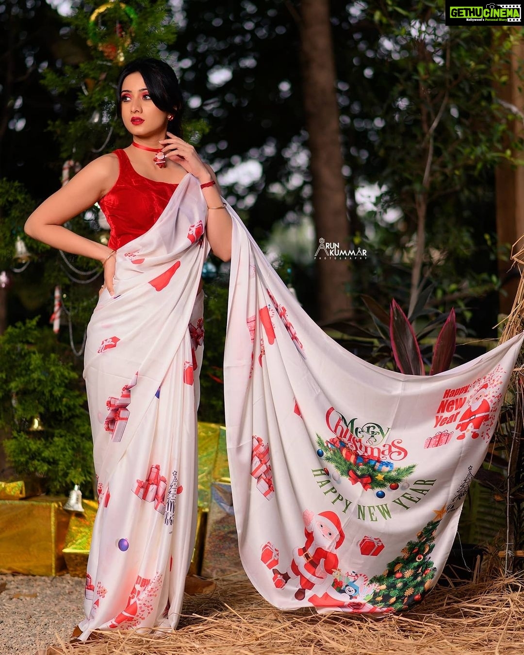 Harshika Poonacha Instagram - I fall in love with myself everytime I see these pics 😍 Awwww❤ I look so good in a saree 🙈 . . . . . Merry Christmas concept Designer @laxmikrishnaofficial MUH @makeoversbyamitha_lekha PC @arunkummar_portraits Bangalore, India