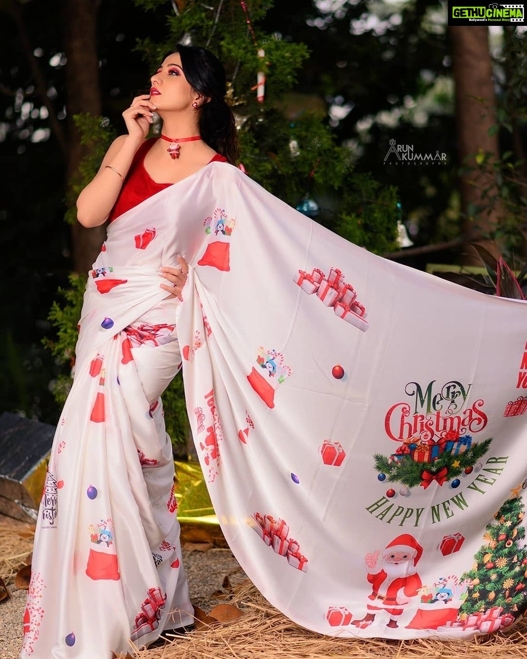 Harshika Poonacha Instagram - I fall in love with myself everytime I see these pics 😍 Awwww❤ I look so good in a saree 🙈 . . . . . Merry Christmas concept Designer @laxmikrishnaofficial MUH @makeoversbyamitha_lekha PC @arunkummar_portraits Bangalore, India