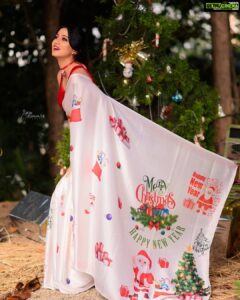 Harshika Poonacha Instagram - I fall in love with myself everytime I see these pics 😍 Awwww❤ I look so good in a saree 🙈 . . . . . Merry Christmas concept Designer @laxmikrishnaofficial MUH @makeoversbyamitha_lekha PC @arunkummar_portraits Bangalore, India