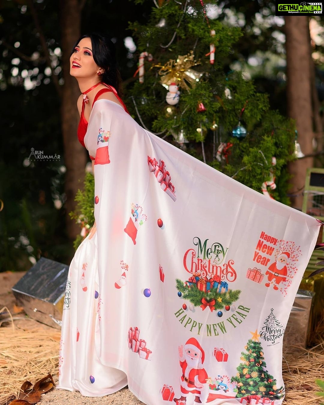 Harshika Poonacha Instagram - I fall in love with myself everytime I see these pics 😍 Awwww❤ I look so good in a saree 🙈 . . . . . Merry Christmas concept Designer @laxmikrishnaofficial MUH @makeoversbyamitha_lekha PC @arunkummar_portraits Bangalore, India