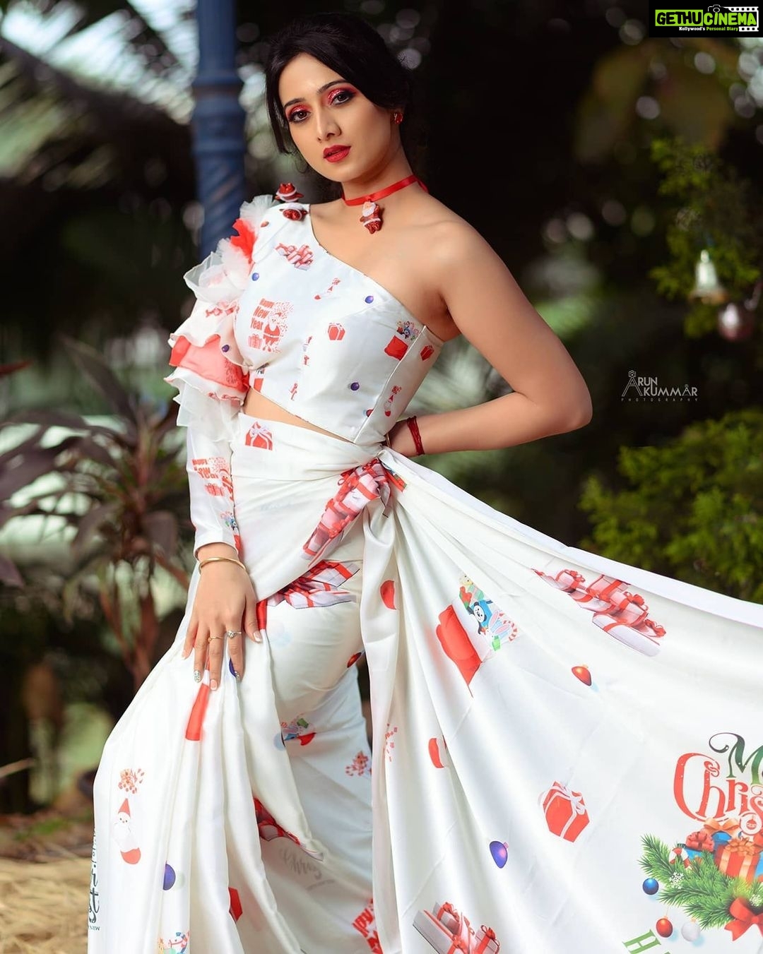 Harshika Poonacha Instagram - Its beginning to look a lot like #CHRISTMAS ❤❤❤ . . . . . Shot for this beautiful Christmas concept saree for the most creative designer @laxmikrishnaofficial PC #@arunkummar_portraits MUH @makeoversbyamitha_lekha Bangalore, India