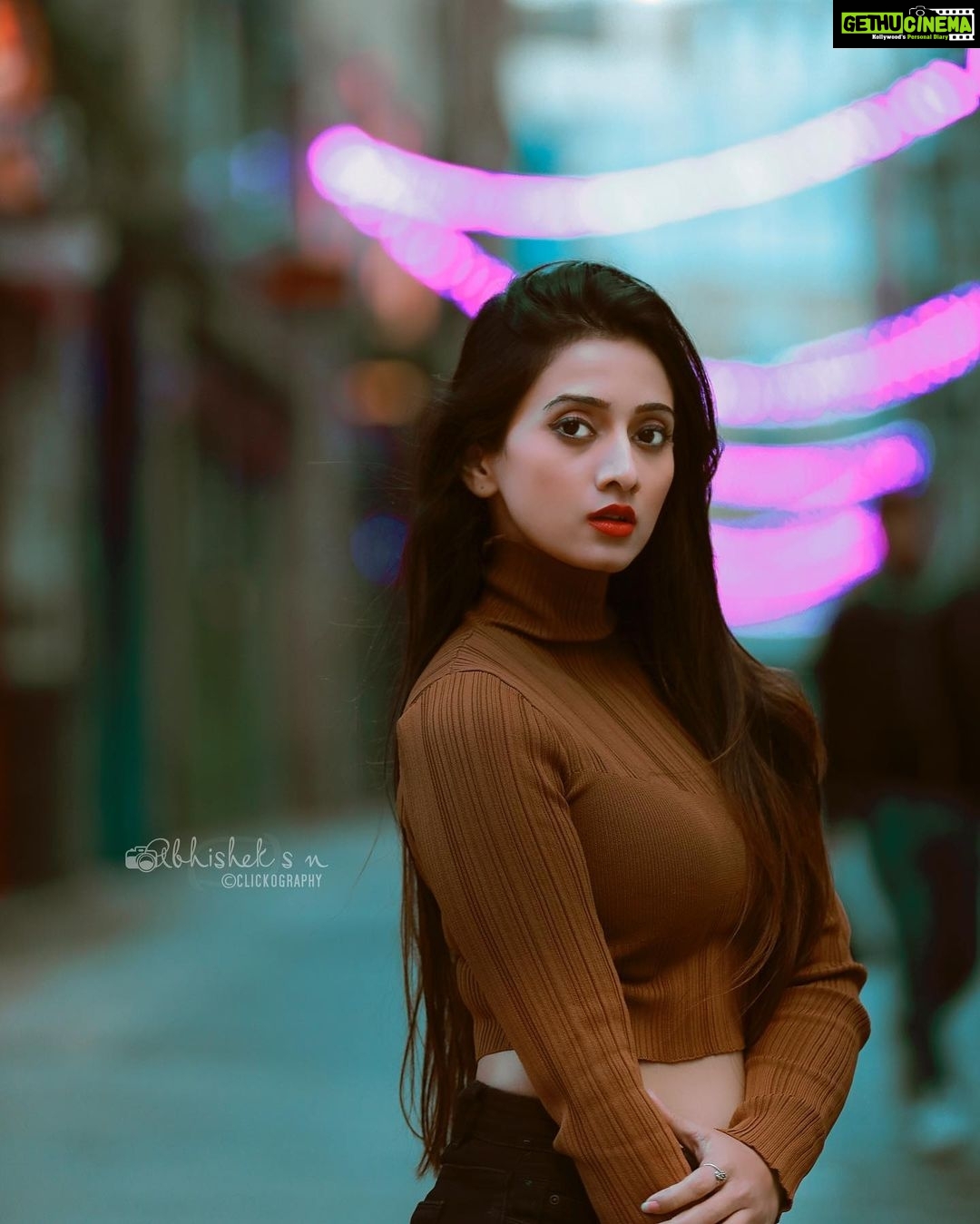 Harshika Poonacha Instagram - Iām a traveller ā¤ļø Sassy bougie classy š¤©š¤©š¤© #london . . . . . PS : Still Jet-lagged and sleeping,waking up at london hours š Hence will post more london pics till I get back to Indian hours ā¤ļø PC @snabhi š London, United Kingdom