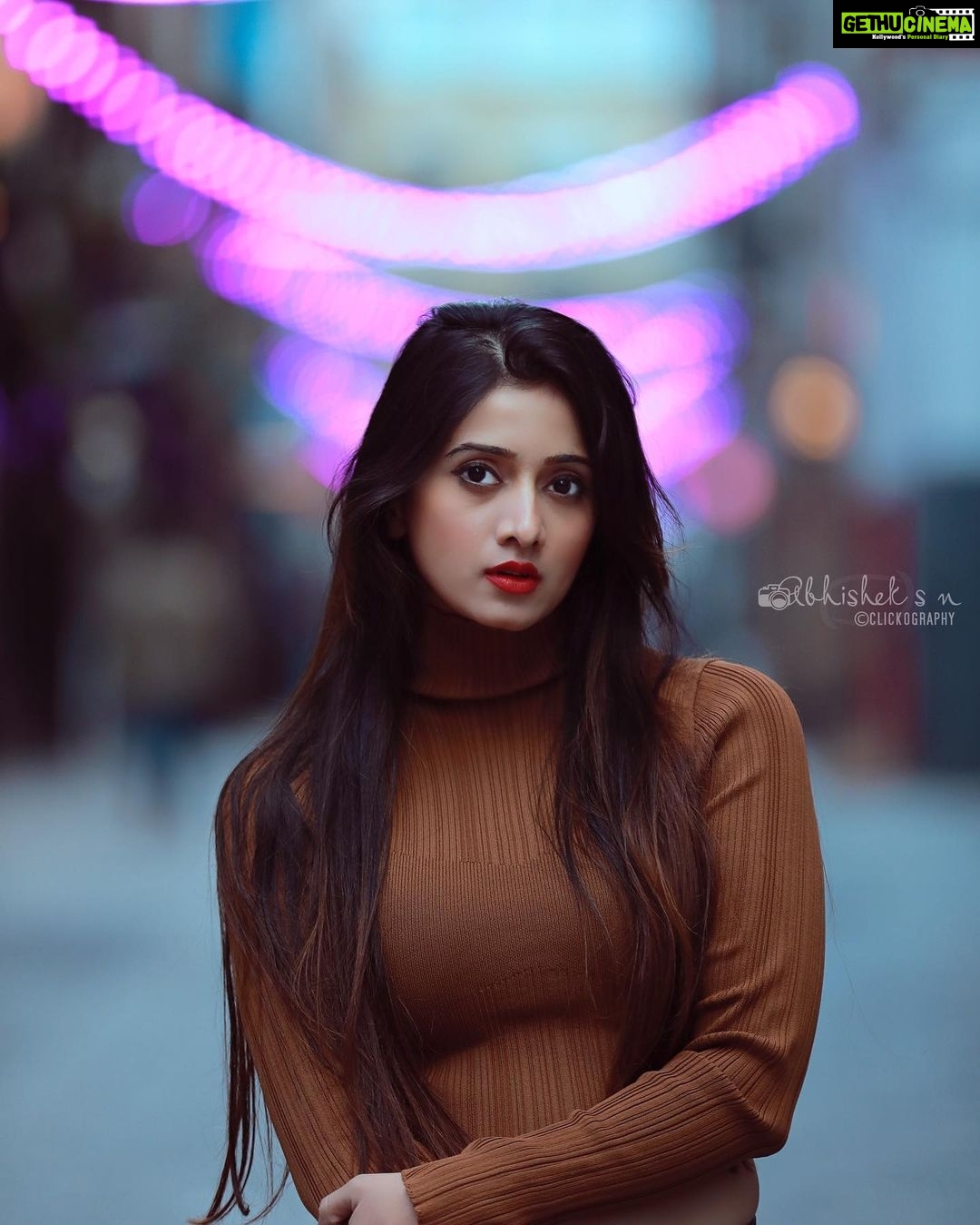 Harshika Poonacha Instagram - Iām a traveller ā¤ļø Sassy bougie classy š¤©š¤©š¤© #london . . . . . PS : Still Jet-lagged and sleeping,waking up at london hours š Hence will post more london pics till I get back to Indian hours ā¤ļø PC @snabhi š London, United Kingdom