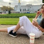 Harshika Poonacha Instagram - I wish this was Breakfast at the Buckingham Palace ❤️❤️❤️ For now it is Breakfast in front of the Buckingham Palace 🥰 People say there is not much to see in London, I disagree !!! It’s all about how you see it, I find every single frame of London so beautiful and I could visit the tower bridge and the palace any number of times. I find them gorgeous every single day ❤️❤️❤️ Lots of love to you all 😇 Wish I get an opportunity to meet the Queen someday , There is nothing wrong in wishing or dreaming , I’m concluding my post with this lovely quote “Dream So Big that people think you are crazy “ 🥰