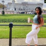 Harshika Poonacha Instagram - I wish this was Breakfast at the Buckingham Palace ❤️❤️❤️ For now it is Breakfast in front of the Buckingham Palace 🥰 People say there is not much to see in London, I disagree !!! It’s all about how you see it, I find every single frame of London so beautiful and I could visit the tower bridge and the palace any number of times. I find them gorgeous every single day ❤️❤️❤️ Lots of love to you all 😇 Wish I get an opportunity to meet the Queen someday , There is nothing wrong in wishing or dreaming , I’m concluding my post with this lovely quote “Dream So Big that people think you are crazy “ 🥰