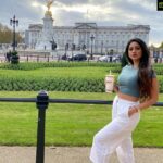 Harshika Poonacha Instagram - I wish this was Breakfast at the Buckingham Palace ❤️❤️❤️ For now it is Breakfast in front of the Buckingham Palace 🥰 People say there is not much to see in London, I disagree !!! It’s all about how you see it, I find every single frame of London so beautiful and I could visit the tower bridge and the palace any number of times. I find them gorgeous every single day ❤️❤️❤️ Lots of love to you all 😇 Wish I get an opportunity to meet the Queen someday , There is nothing wrong in wishing or dreaming , I’m concluding my post with this lovely quote “Dream So Big that people think you are crazy “ 🥰