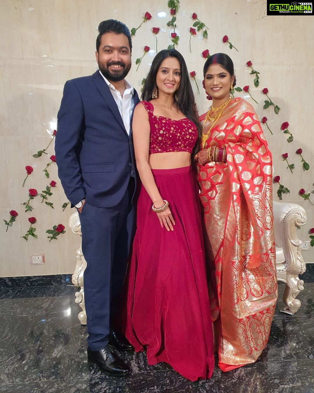 Harshika Poonacha Instagram - Wedding photosession moments ❤❤❤ First We Pose Normally. Second We Smile little more. Third someone calls the groom,but me and the bride is still posing. Fourth me and the groom is distracted, the bride is still posing . Atlast the groom comes back to pose,but is still lil distracted. But the best part, The beautiful BRIDE is still beautifully smiling and posing ❤ 😊 All this happened at the lovely wedding of @prateikdas and #Arpita @peppermint___candysplash at #Arpitagotprateiked PS : Share your wedding photo session moments ♥️♥️♥️ Cuttack, Odisha
