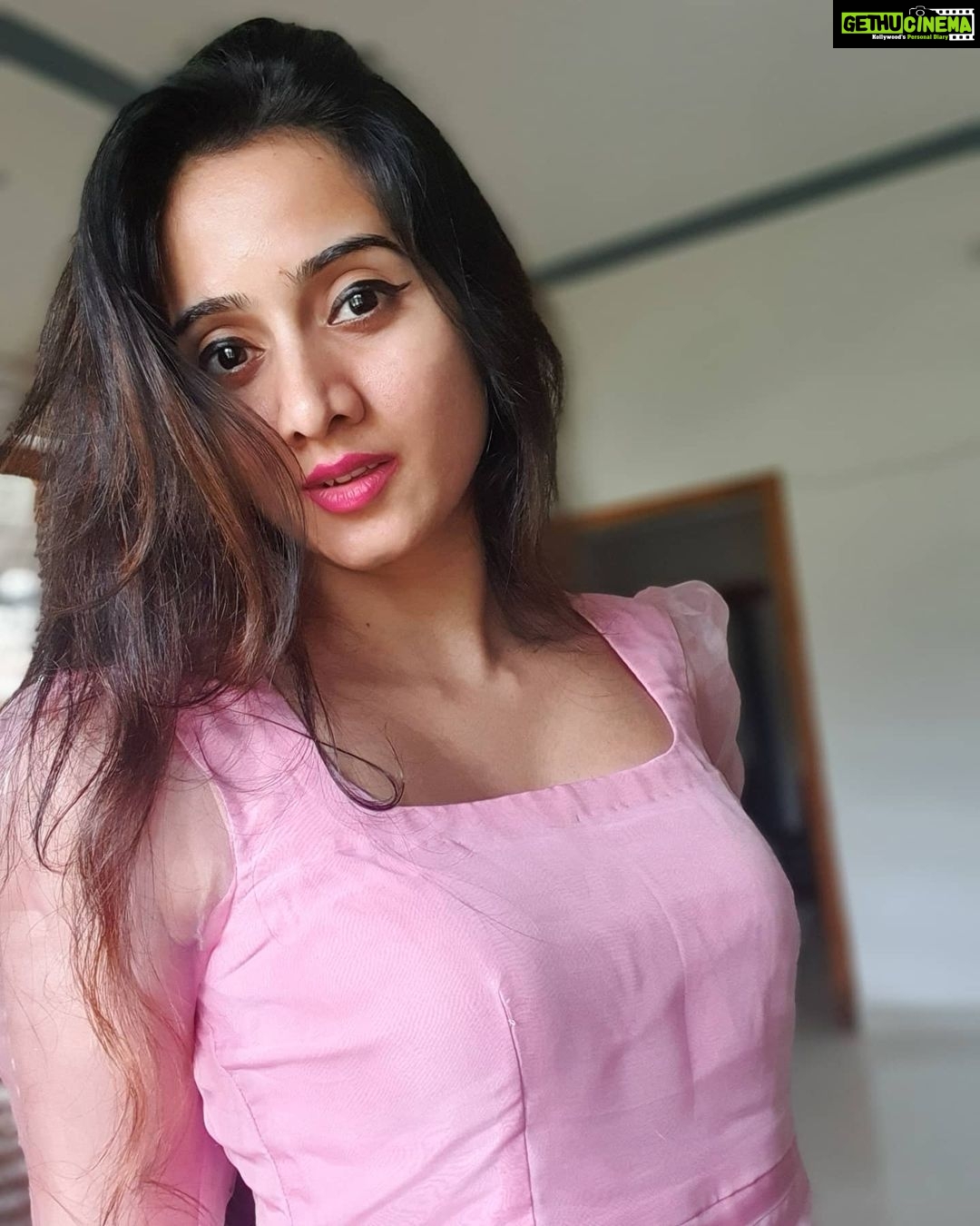 Harshika Poonacha Instagram - Over the years I've been told that I look younger or the same β€β€β€ #Truethat π I totally agree with that as its a fact π₯°πTrust me,Im growing younger π Wearing @hichkikh β€ Virajpet, India