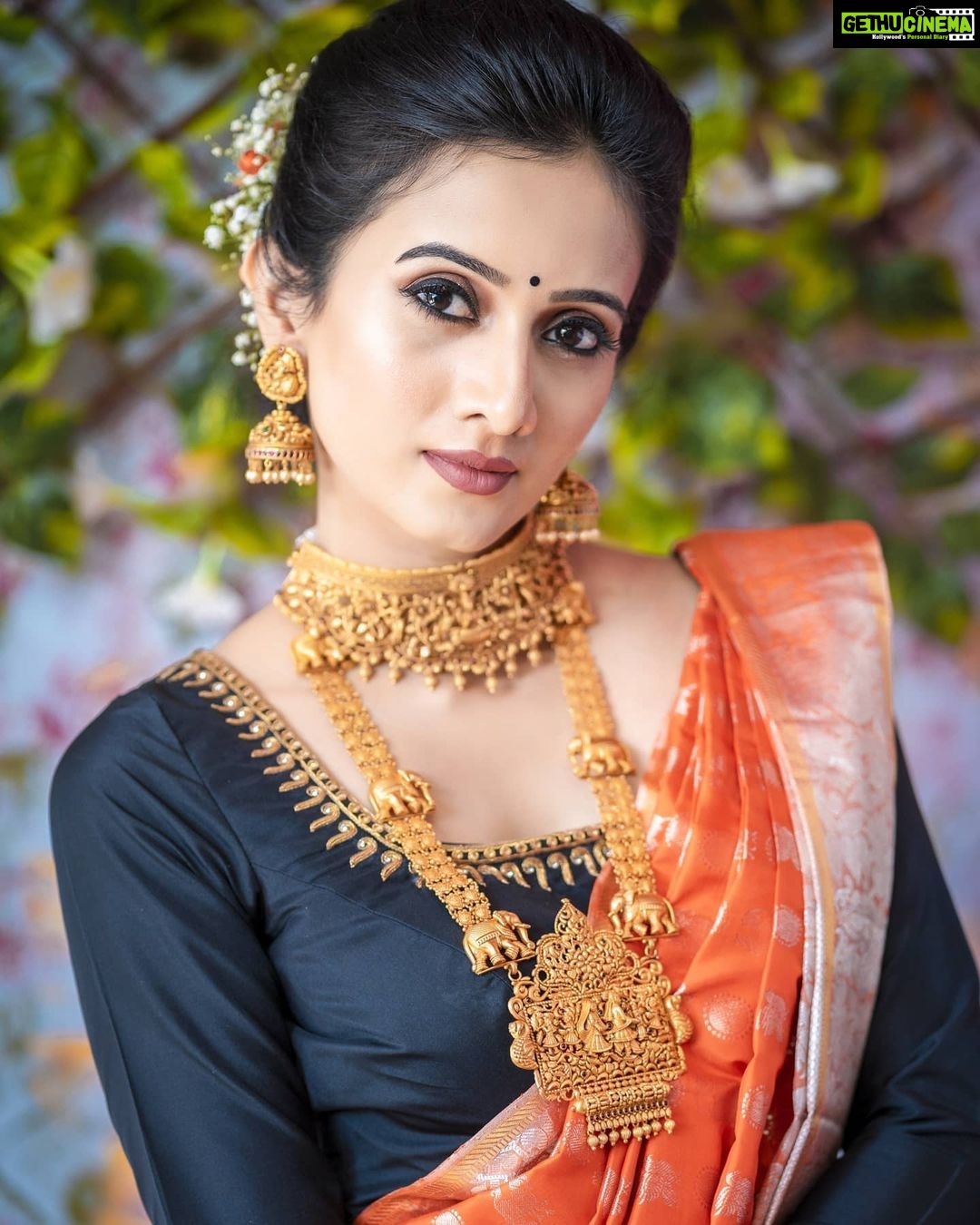 Harshika Poonacha Instagram - On highest demand 🥰😍🤩 Posting these pics from #SudarshanSilks inauguration. All thanks to my power team ❤❤❤ Miss you all and can't wait for the lock down to be lifted up 🥰 Wearing @sudarshansilks915 Saree Styling planned by @varshasharath Outfit designed by @nineonine_designstudio MUH @makeuphairbyincharasriram PC @rathin09 Nails by @artography_studio_official Jewellery partner @aurajewelsofficial Marattahalli