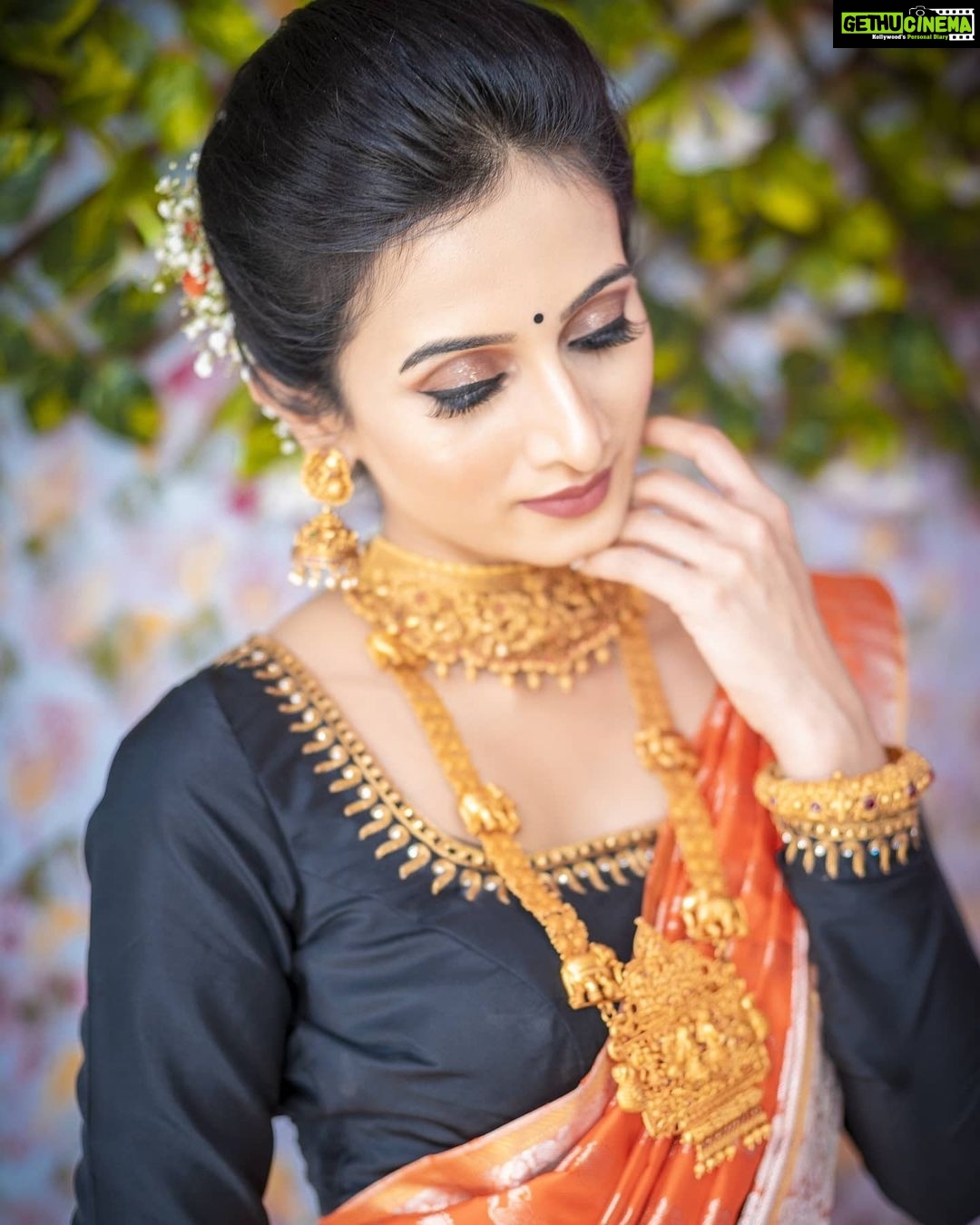 Harshika Poonacha Instagram - On highest demand 🥰😍🤩 Posting these pics from #SudarshanSilks inauguration. All thanks to my power team ❤❤❤ Miss you all and can't wait for the lock down to be lifted up 🥰 Wearing @sudarshansilks915 Saree Styling planned by @varshasharath Outfit designed by @nineonine_designstudio MUH @makeuphairbyincharasriram PC @rathin09 Nails by @artography_studio_official Jewellery partner @aurajewelsofficial Marattahalli