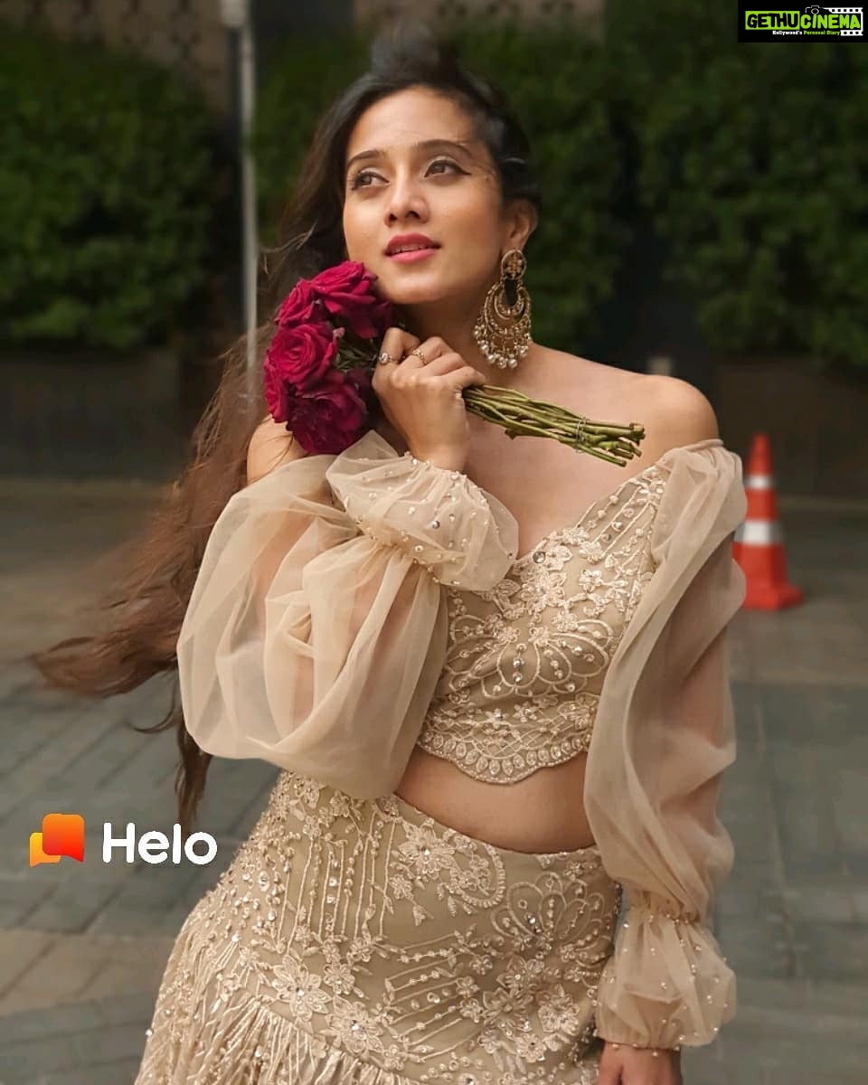 Harshika Poonacha Instagram - ಹೂವ ರೋಜಾ ಹೂವ ❤❤❤ ಮುಂದೆ ಹಾಡಿ 😘 I love roses 💞💞💞 Posting these lovely pics with the Roses on the last day of the love month and it's a leap year 🥳😍 We have an extra day to celebrate love 🥰 So today make sure you Express your love to everyone you love 💃💖💝 #letscelebrate #love #smiling #queen #leapyear Conrad Bengaluru