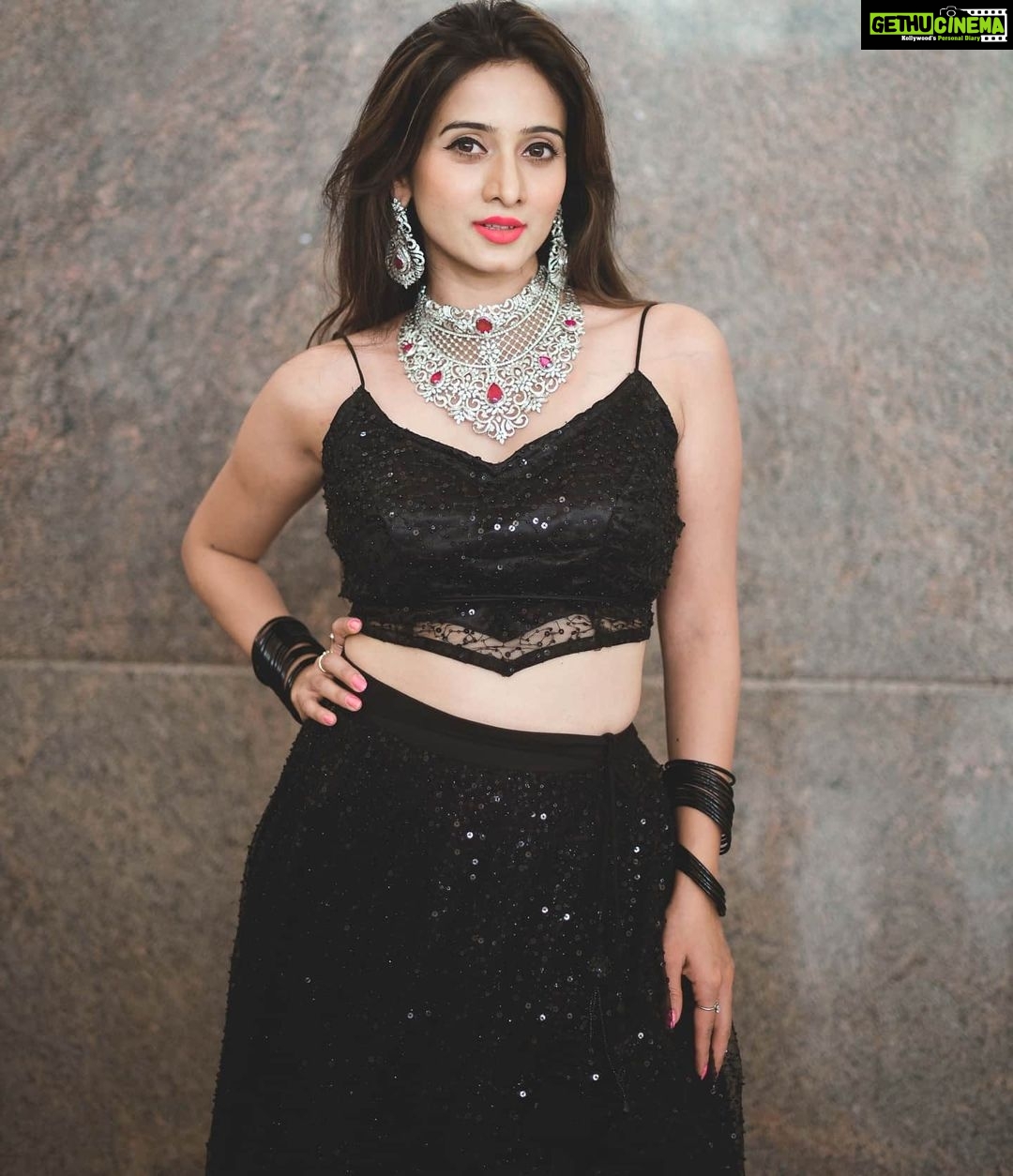 Harshika Poonacha Instagram - Shades of black ♥️♥️♥️ Wearing beautiful @mousumidebnath9006 PC @yogeshshetty23 #JewelsofIndia expo
