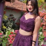 Harshika Poonacha Instagram - Sunkissed 💖💝💞 *ನಾನು.... ನಮ್ಮೂರು......* ನಾನು ನಮ್ಮೂರಲ್ಲಿ ವೀರರ ನಾಡು‌ ಕೊಡಗಿನಲ್ಲಿ ರಂಗು ರಂಗಿನ ಪೋಟೋ ಶೂಟಿನಲ್ಲಿ ತವರೂರಿನ ಸಂಭ್ರಮ ತುಂಬಿದೆ ಮೊಗದಲ್ಲಿ ನಮ್ಮೂರು ಚೆಂದ ಇಲ್ಲಿನ ಪರಿಸರವೇ ಅಂದ ಇಲ್ಲಿ ಇರುವುದೇ ಆನಂದ ಪ್ರತಿ ಜನ್ಮ‌ ಇಲ್ಲೇ ಬಯಸುವೇ ಆ ದೇವರಿಂದ ಹಸಿರು ತುಂಬಿದ ಸ್ವರ್ಗವಿದು ಕರ್ನಾಟಕದ ಕಾಶ್ಮೀರವಿದು ಯೋಧರ ಕೊಡುಗೆ ನೀಡಿದ ನಾಡಿದು ಕರುನಾಡಿನ ಹೆಮ್ಮೆಯಿದು ನಮ್ಮ ಹೆಮ್ಮೆ ನಮ್ಮ ಕೊಡಗು ಕಾವೇರಿಯ ಸೊಬಗು ಗಿರಿ ಪರ್ವತಗಳ ಸಾಲು ಟೀ.... ಕಾಫಿಯ ಘಮಲು *Happy to Be in ಕೂರ್ಗ್* . Wearing 💃 @mousumidebnath9006 COORG - The Scotland Of India