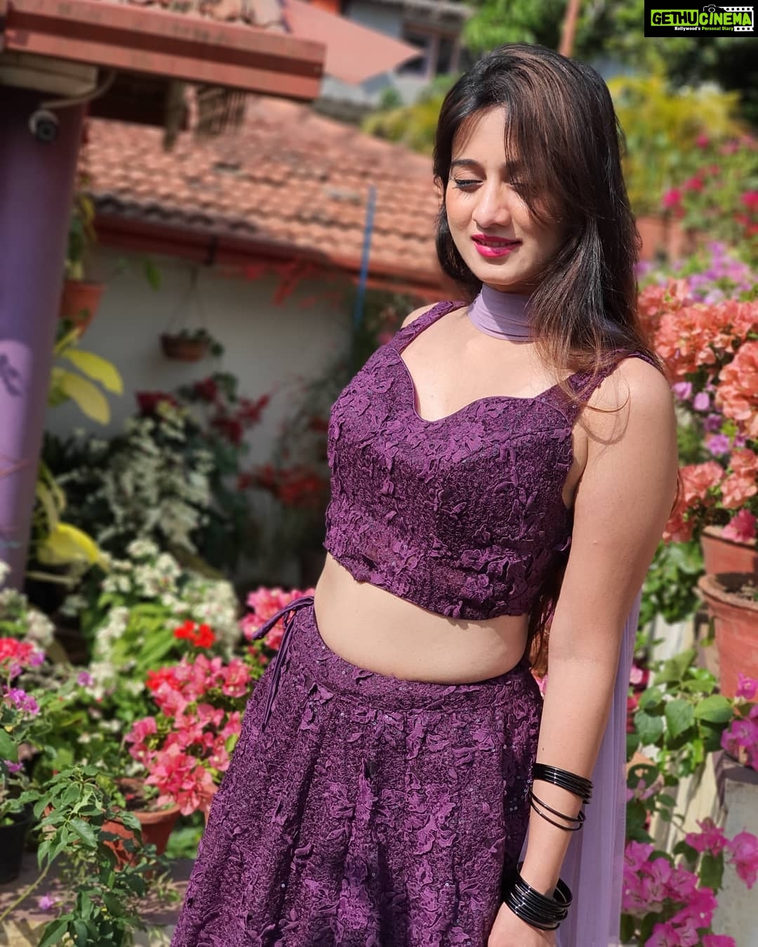 Harshika Poonacha Instagram - Sunkissed 💖💝💞 *ನಾನು.... ನಮ್ಮೂರು......* ನಾನು ನಮ್ಮೂರಲ್ಲಿ ವೀರರ ನಾಡು ಕೊಡಗಿನಲ್ಲಿ ರಂಗು ರಂಗಿನ ಪೋಟೋ ಶೂಟಿನಲ್ಲಿ ತವರೂರಿನ ಸಂಭ್ರಮ ತುಂಬಿದೆ ಮೊಗದಲ್ಲಿ ನಮ್ಮೂರು ಚೆಂದ ಇಲ್ಲಿನ ಪರಿಸರವೇ ಅಂದ ಇಲ್ಲಿ ಇರುವುದೇ ಆನಂದ ಪ್ರತಿ ಜನ್ಮ ಇಲ್ಲೇ ಬಯಸುವೇ ಆ ದೇವರಿಂದ ಹಸಿರು ತುಂಬಿದ ಸ್ವರ್ಗವಿದು ಕರ್ನಾಟಕದ ಕಾಶ್ಮೀರವಿದು ಯೋಧರ ಕೊಡುಗೆ ನೀಡಿದ ನಾಡಿದು ಕರುನಾಡಿನ ಹೆಮ್ಮೆಯಿದು ನಮ್ಮ ಹೆಮ್ಮೆ ನಮ್ಮ ಕೊಡಗು ಕಾವೇರಿಯ ಸೊಬಗು ಗಿರಿ ಪರ್ವತಗಳ ಸಾಲು ಟೀ.... ಕಾಫಿಯ ಘಮಲು *Happy to Be in ಕೂರ್ಗ್* . Wearing 💃 @mousumidebnath9006 COORG - The Scotland Of India