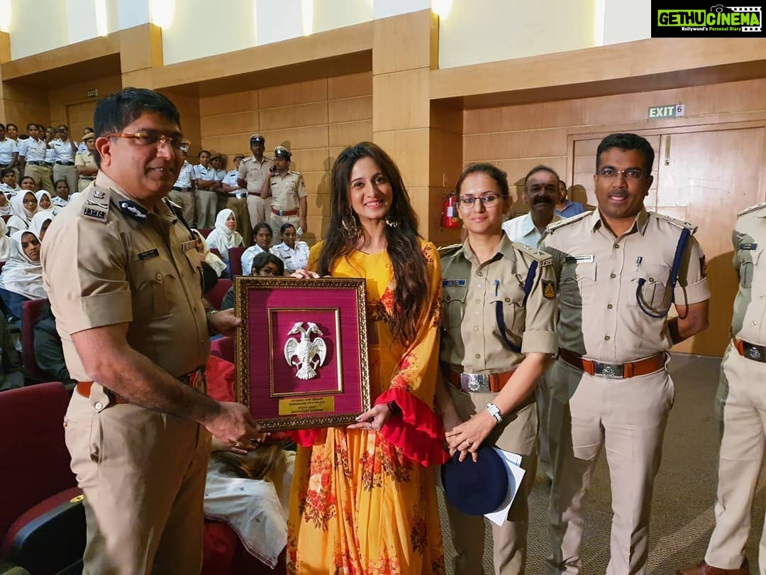 Harshika Poonacha Instagram - Now that's a fantastic start to my 2020 😇 Got felicatated by 2 of my favourite heros in the police department 💥💥💥 Our Bangalore Commissioner of Police @bhaskarrao sir and my true inspiration DCP #Ishapant maam. It was such an honour 🙏🙏🙏 Was a part of this wonderful programme organized by DCP maam on women safety and crime awareness with included plays on women safety,drug abuse and also a phenomenal portrayal of Self Defence by @blrcitypolice . . . Thankyou somuch @mousumidebnath9006 for this lovely outfit ❤ St.John's Auditorium Koramangala