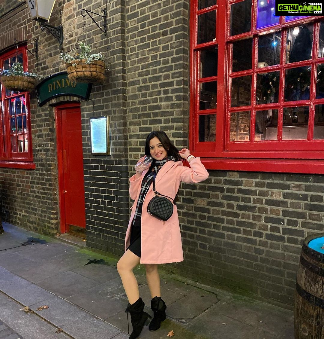 Harshika Poonacha Instagram - Who needs some FISH & CHIPS ♥️♥️♥️ #london #lights London, United Kingdom