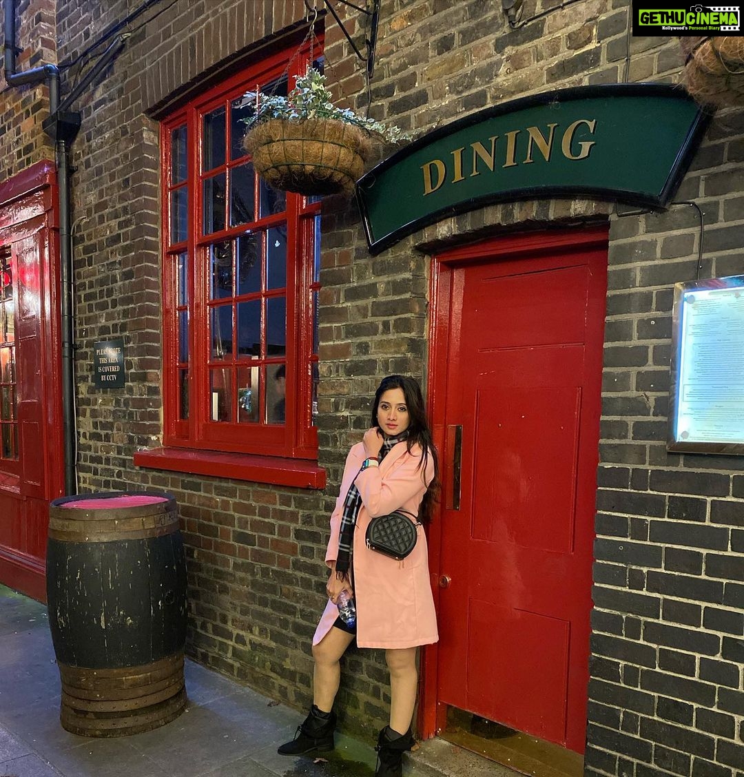 Harshika Poonacha Instagram - Who needs some FISH & CHIPS ♥️♥️♥️ #london #lights London, United Kingdom