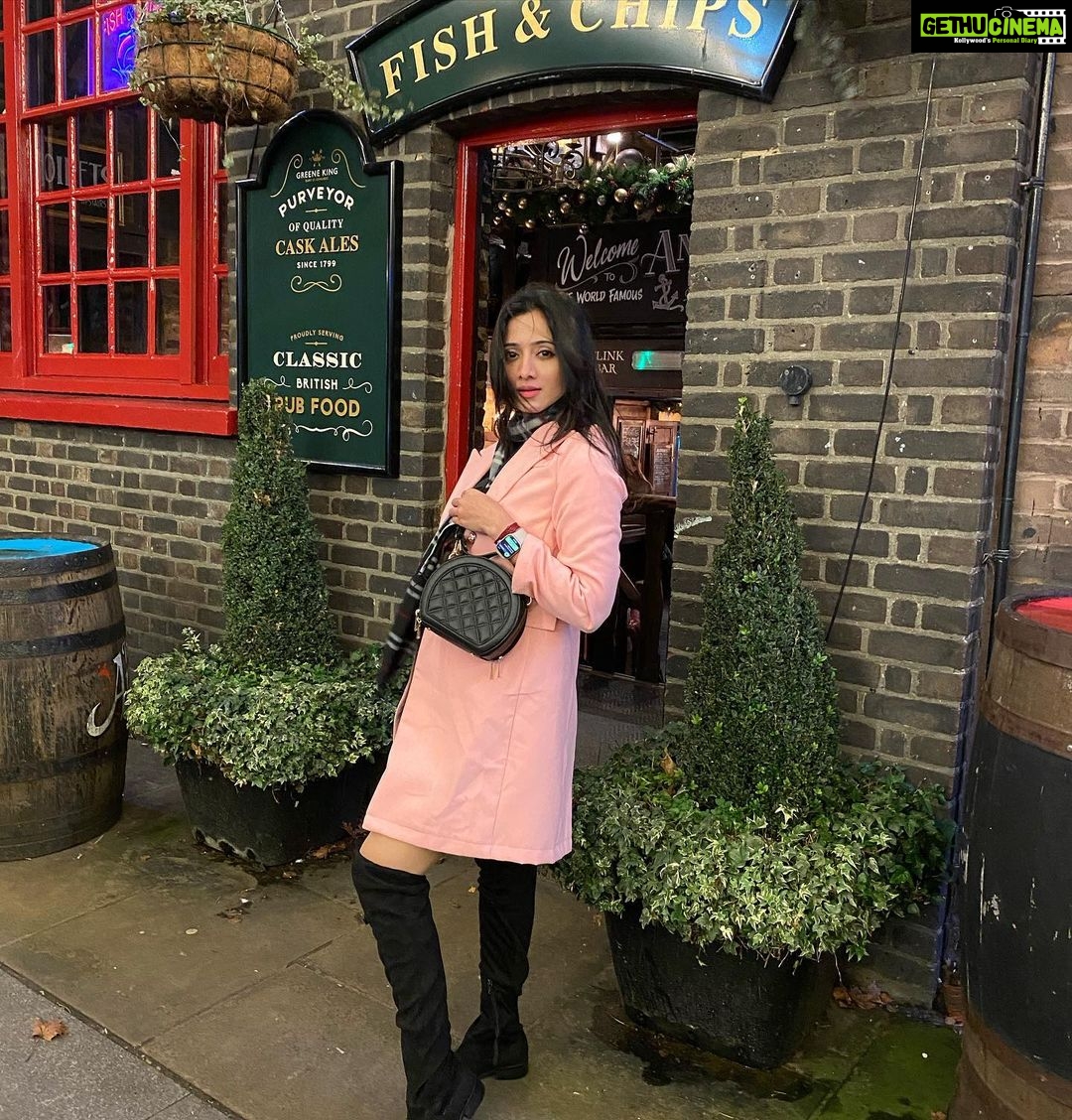 Harshika Poonacha Instagram - Who needs some FISH & CHIPS ♥️♥️♥️ #london #lights London, United Kingdom