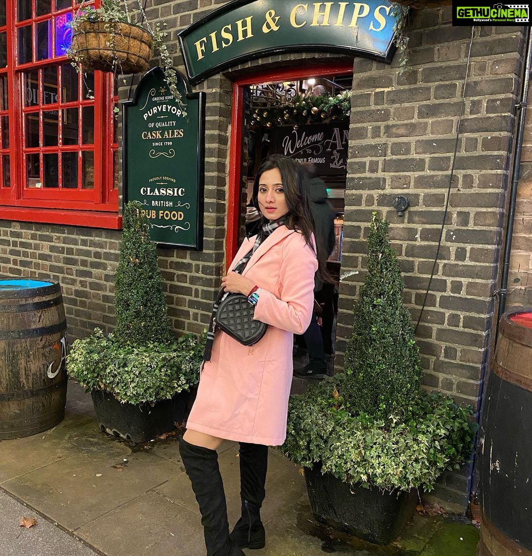 Harshika Poonacha Instagram - Who needs some FISH & CHIPS ♥️♥️♥️ #london #lights London, United Kingdom
