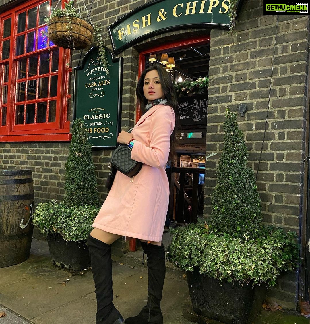 Harshika Poonacha Instagram - Who needs some FISH & CHIPS ♥️♥️♥️ #london #lights London, United Kingdom