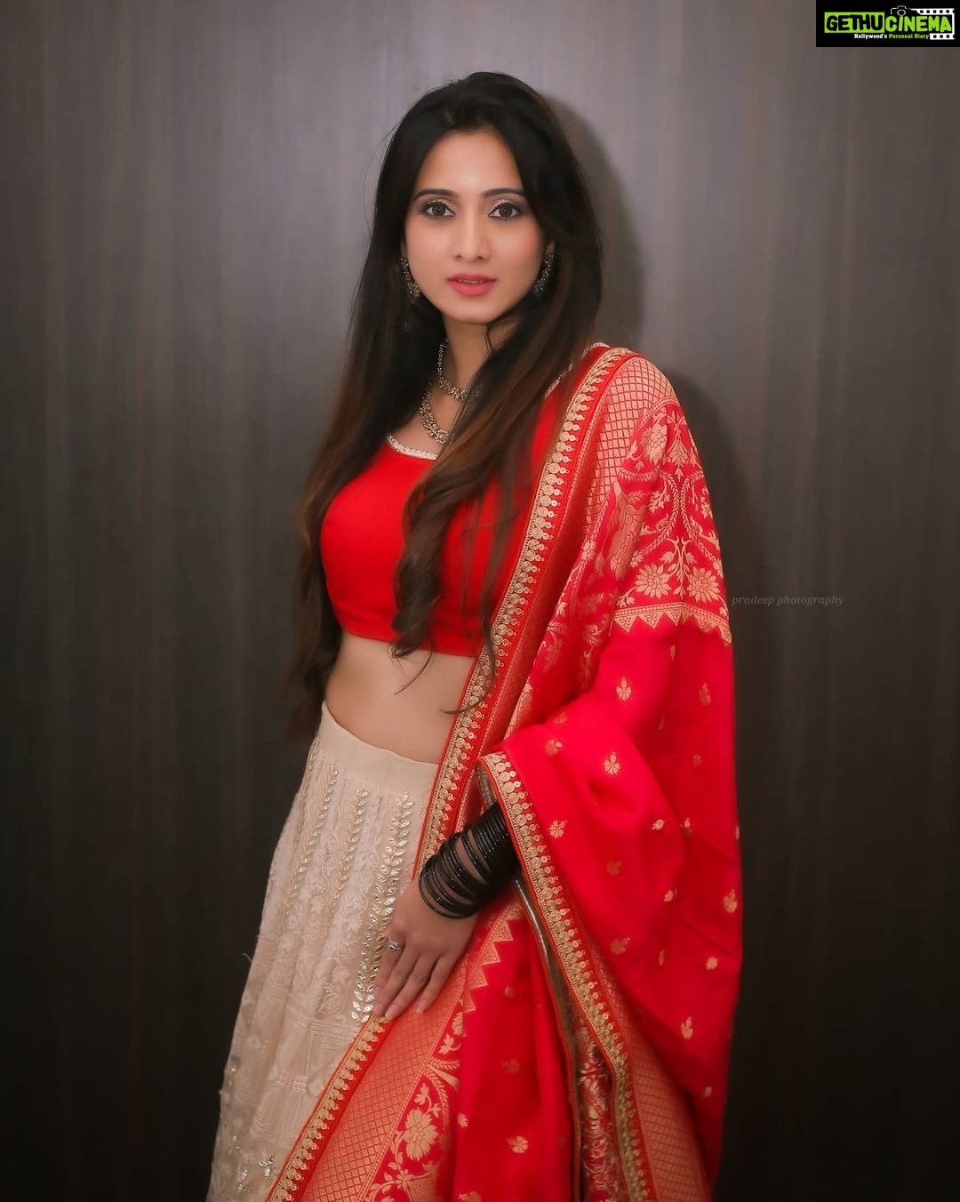 Harshika Poonacha Instagram - Life is all about chances ♥️♥️♥️ If you miss a chance once,grab it the next time 😘😘😘 But remember to live everyday 🤗🤗🤗 #thursdaythoughts Love to you all Wearing beautiful @nineonine_designstudio MUH @makeup_by_nitha_gowda PC @pradeepmachar Kodagu, India