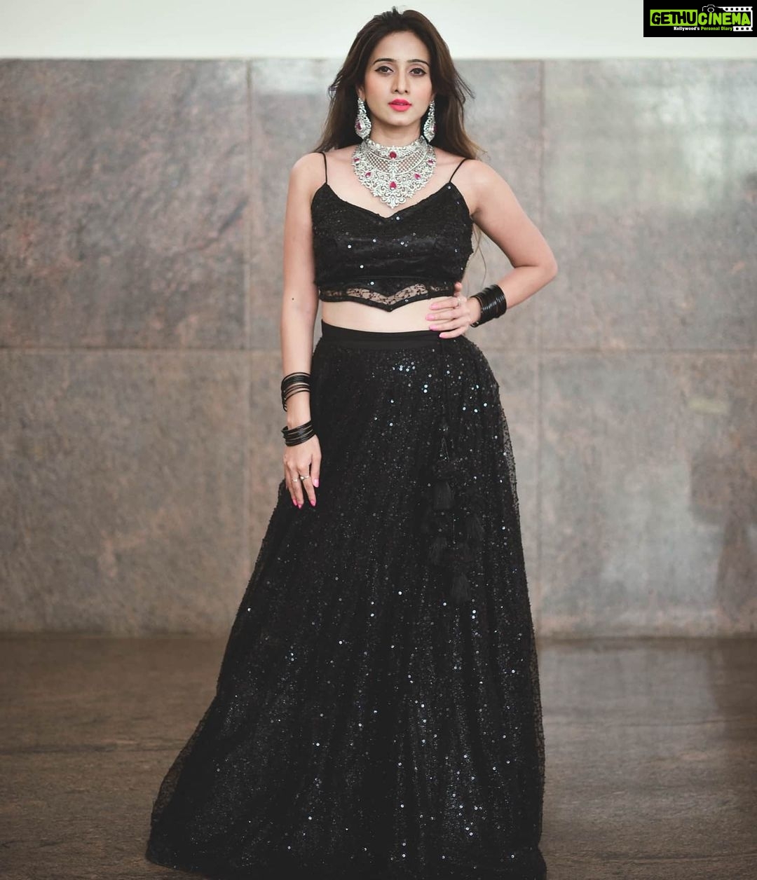 Harshika Poonacha Instagram - Shades of black ♥️♥️♥️ Wearing beautiful @mousumidebnath9006 PC @yogeshshetty23 #JewelsofIndia expo