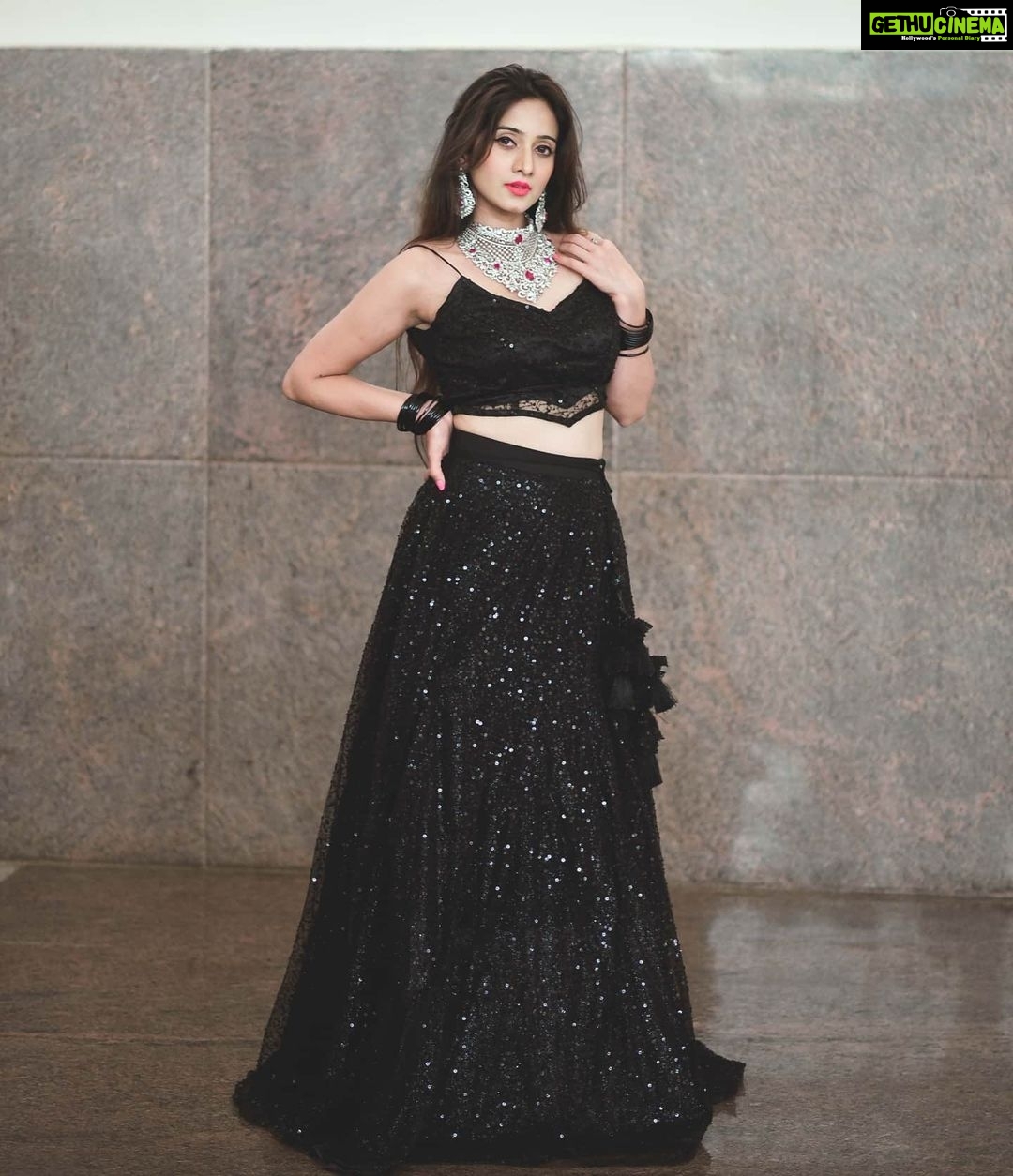 Harshika Poonacha Instagram - Shades of black ♥️♥️♥️ Wearing beautiful @mousumidebnath9006 PC @yogeshshetty23 #JewelsofIndia expo
