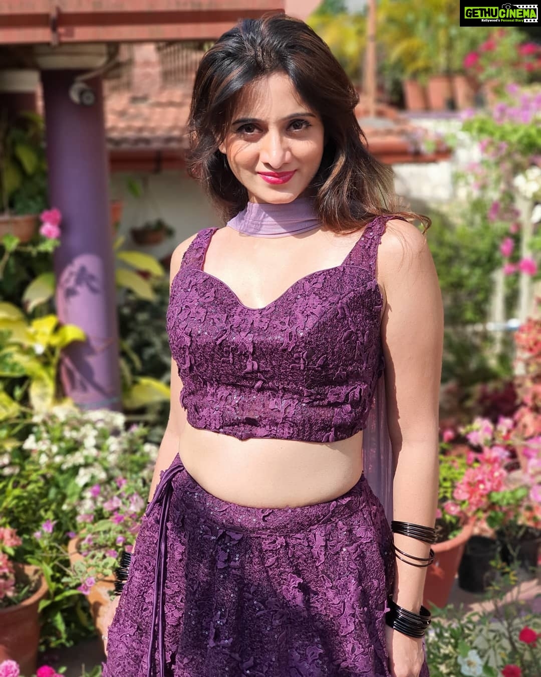 Harshika Poonacha Instagram - Sunkissed 💖💝💞 *ನಾನು.... ನಮ್ಮೂರು......* ನಾನು ನಮ್ಮೂರಲ್ಲಿ ವೀರರ ನಾಡು ಕೊಡಗಿನಲ್ಲಿ ರಂಗು ರಂಗಿನ ಪೋಟೋ ಶೂಟಿನಲ್ಲಿ ತವರೂರಿನ ಸಂಭ್ರಮ ತುಂಬಿದೆ ಮೊಗದಲ್ಲಿ ನಮ್ಮೂರು ಚೆಂದ ಇಲ್ಲಿನ ಪರಿಸರವೇ ಅಂದ ಇಲ್ಲಿ ಇರುವುದೇ ಆನಂದ ಪ್ರತಿ ಜನ್ಮ ಇಲ್ಲೇ ಬಯಸುವೇ ಆ ದೇವರಿಂದ ಹಸಿರು ತುಂಬಿದ ಸ್ವರ್ಗವಿದು ಕರ್ನಾಟಕದ ಕಾಶ್ಮೀರವಿದು ಯೋಧರ ಕೊಡುಗೆ ನೀಡಿದ ನಾಡಿದು ಕರುನಾಡಿನ ಹೆಮ್ಮೆಯಿದು ನಮ್ಮ ಹೆಮ್ಮೆ ನಮ್ಮ ಕೊಡಗು ಕಾವೇರಿಯ ಸೊಬಗು ಗಿರಿ ಪರ್ವತಗಳ ಸಾಲು ಟೀ.... ಕಾಫಿಯ ಘಮಲು *Happy to Be in ಕೂರ್ಗ್* . Wearing 💃 @mousumidebnath9006 COORG - The Scotland Of India