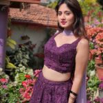 Harshika Poonacha Instagram - Sunkissed 💖💝💞 *ನಾನು.... ನಮ್ಮೂರು......* ನಾನು ನಮ್ಮೂರಲ್ಲಿ ವೀರರ ನಾಡು‌ ಕೊಡಗಿನಲ್ಲಿ ರಂಗು ರಂಗಿನ ಪೋಟೋ ಶೂಟಿನಲ್ಲಿ ತವರೂರಿನ ಸಂಭ್ರಮ ತುಂಬಿದೆ ಮೊಗದಲ್ಲಿ ನಮ್ಮೂರು ಚೆಂದ ಇಲ್ಲಿನ ಪರಿಸರವೇ ಅಂದ ಇಲ್ಲಿ ಇರುವುದೇ ಆನಂದ ಪ್ರತಿ ಜನ್ಮ‌ ಇಲ್ಲೇ ಬಯಸುವೇ ಆ ದೇವರಿಂದ ಹಸಿರು ತುಂಬಿದ ಸ್ವರ್ಗವಿದು ಕರ್ನಾಟಕದ ಕಾಶ್ಮೀರವಿದು ಯೋಧರ ಕೊಡುಗೆ ನೀಡಿದ ನಾಡಿದು ಕರುನಾಡಿನ ಹೆಮ್ಮೆಯಿದು ನಮ್ಮ ಹೆಮ್ಮೆ ನಮ್ಮ ಕೊಡಗು ಕಾವೇರಿಯ ಸೊಬಗು ಗಿರಿ ಪರ್ವತಗಳ ಸಾಲು ಟೀ.... ಕಾಫಿಯ ಘಮಲು *Happy to Be in ಕೂರ್ಗ್* . Wearing 💃 @mousumidebnath9006 COORG - The Scotland Of India