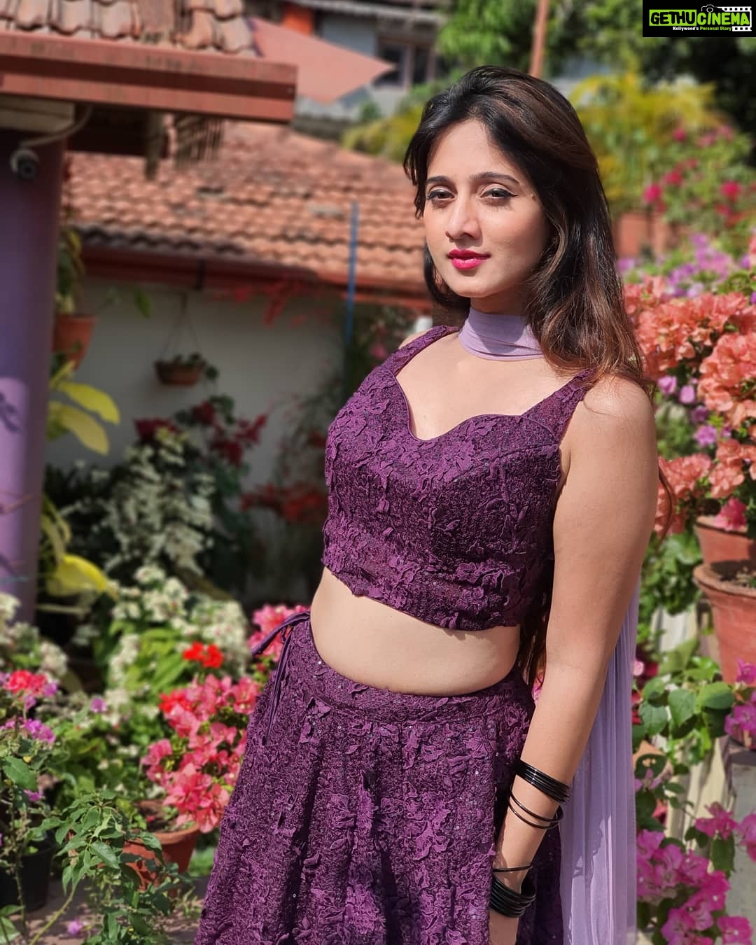 Harshika Poonacha Instagram - Sunkissed 💖💝💞 *ನಾನು.... ನಮ್ಮೂರು......* ನಾನು ನಮ್ಮೂರಲ್ಲಿ ವೀರರ ನಾಡು ಕೊಡಗಿನಲ್ಲಿ ರಂಗು ರಂಗಿನ ಪೋಟೋ ಶೂಟಿನಲ್ಲಿ ತವರೂರಿನ ಸಂಭ್ರಮ ತುಂಬಿದೆ ಮೊಗದಲ್ಲಿ ನಮ್ಮೂರು ಚೆಂದ ಇಲ್ಲಿನ ಪರಿಸರವೇ ಅಂದ ಇಲ್ಲಿ ಇರುವುದೇ ಆನಂದ ಪ್ರತಿ ಜನ್ಮ ಇಲ್ಲೇ ಬಯಸುವೇ ಆ ದೇವರಿಂದ ಹಸಿರು ತುಂಬಿದ ಸ್ವರ್ಗವಿದು ಕರ್ನಾಟಕದ ಕಾಶ್ಮೀರವಿದು ಯೋಧರ ಕೊಡುಗೆ ನೀಡಿದ ನಾಡಿದು ಕರುನಾಡಿನ ಹೆಮ್ಮೆಯಿದು ನಮ್ಮ ಹೆಮ್ಮೆ ನಮ್ಮ ಕೊಡಗು ಕಾವೇರಿಯ ಸೊಬಗು ಗಿರಿ ಪರ್ವತಗಳ ಸಾಲು ಟೀ.... ಕಾಫಿಯ ಘಮಲು *Happy to Be in ಕೂರ್ಗ್* . Wearing 💃 @mousumidebnath9006 COORG - The Scotland Of India
