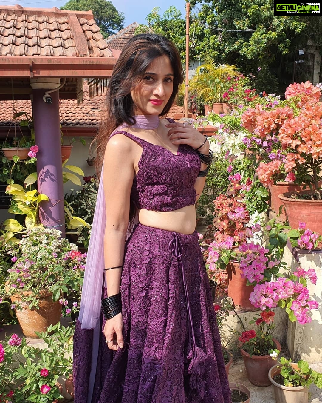 Harshika Poonacha Instagram - Sunkissed 💖💝💞 *ನಾನು.... ನಮ್ಮೂರು......* ನಾನು ನಮ್ಮೂರಲ್ಲಿ ವೀರರ ನಾಡು ಕೊಡಗಿನಲ್ಲಿ ರಂಗು ರಂಗಿನ ಪೋಟೋ ಶೂಟಿನಲ್ಲಿ ತವರೂರಿನ ಸಂಭ್ರಮ ತುಂಬಿದೆ ಮೊಗದಲ್ಲಿ ನಮ್ಮೂರು ಚೆಂದ ಇಲ್ಲಿನ ಪರಿಸರವೇ ಅಂದ ಇಲ್ಲಿ ಇರುವುದೇ ಆನಂದ ಪ್ರತಿ ಜನ್ಮ ಇಲ್ಲೇ ಬಯಸುವೇ ಆ ದೇವರಿಂದ ಹಸಿರು ತುಂಬಿದ ಸ್ವರ್ಗವಿದು ಕರ್ನಾಟಕದ ಕಾಶ್ಮೀರವಿದು ಯೋಧರ ಕೊಡುಗೆ ನೀಡಿದ ನಾಡಿದು ಕರುನಾಡಿನ ಹೆಮ್ಮೆಯಿದು ನಮ್ಮ ಹೆಮ್ಮೆ ನಮ್ಮ ಕೊಡಗು ಕಾವೇರಿಯ ಸೊಬಗು ಗಿರಿ ಪರ್ವತಗಳ ಸಾಲು ಟೀ.... ಕಾಫಿಯ ಘಮಲು *Happy to Be in ಕೂರ್ಗ್* . Wearing 💃 @mousumidebnath9006 COORG - The Scotland Of India