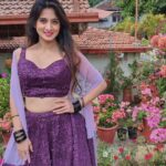 Harshika Poonacha Instagram - Wide shots 💖💞💝 *ನಾನು.... ನಮ್ಮೂರು......* ನಾನು ನಮ್ಮೂರಲ್ಲಿ ವೀರರ ನಾಡು‌ ಕೊಡಗಿನಲ್ಲಿ ರಂಗು ರಂಗಿನ ಪೋಟೋ ಶೂಟಿನಲ್ಲಿ ತವರೂರಿನ ಸಂಭ್ರಮ ತುಂಬಿದೆ ಮೊಗದಲ್ಲಿ ನಮ್ಮೂರು ಚೆಂದ ಇಲ್ಲಿನ ಪರಿಸರವೇ ಅಂದ ಇಲ್ಲಿ ಇರುವುದೇ ಆನಂದ ಪ್ರತಿ ಜನ್ಮ‌ ಇಲ್ಲೇ ಬಯಸುವೇ ಆ ದೇವರಿಂದ ಹಸಿರು ತುಂಬಿದ ಸ್ವರ್ಗವಿದು ಕರ್ನಾಟಕದ ಕಾಶ್ಮೀರವಿದು ಯೋಧರ ಕೊಡುಗೆ ನೀಡಿದ ನಾಡಿದು ಕರುನಾಡಿನ ಹೆಮ್ಮೆಯಿದು ನಮ್ಮ ಹೆಮ್ಮೆ ನಮ್ಮ ಕೊಡಗು ಕಾವೇರಿಯ ಸೊಬಗು ಗಿರಿ ಪರ್ವತಗಳ ಸಾಲು ಟೀ.... ಕಾಫಿಯ ಘಮಲು *Happy to Be in ಕೂರ್ಗ್* . Wearing 💃 @mousumidebnath9006 COORG - The Scotland Of India